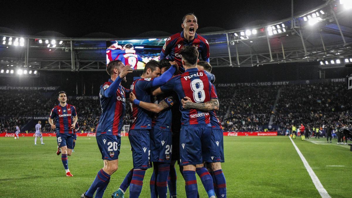 Los jugadores del Levante celebrando un gol