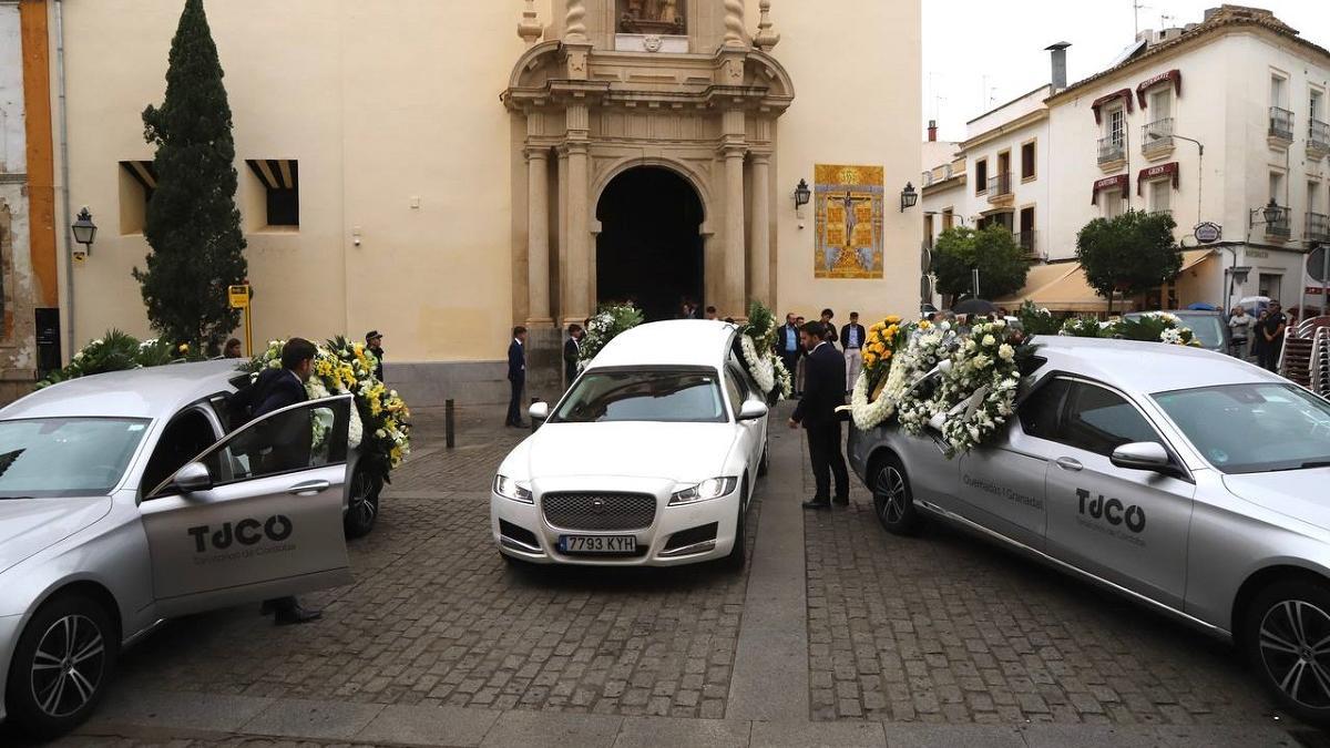 La iglesia de la Trinidad ha acogido el funeral de Álvaro Prieto este jueves en Córdoba.