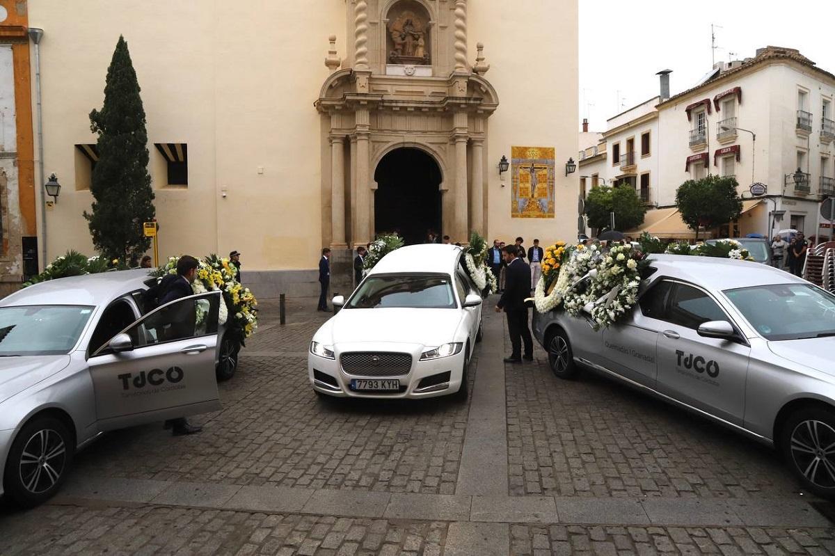 La iglesia de la Trinidad ha acogido el funeral de Álvaro Prieto este jueves en Córdoba.