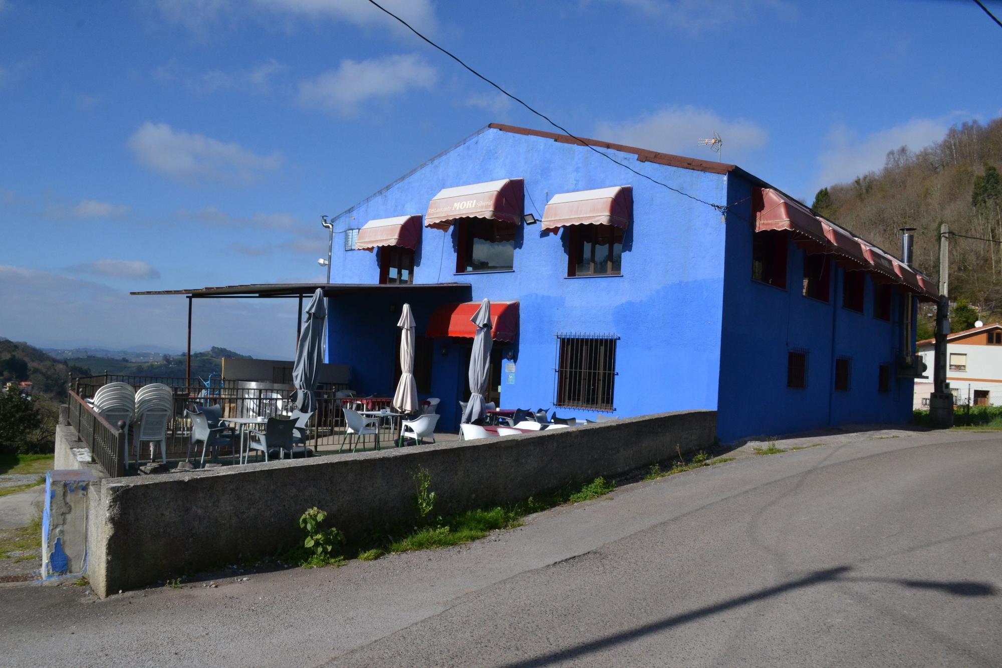 El  restaurante asador Casa Mori en La Collada (Siero), bien visible en medio del paisaje.