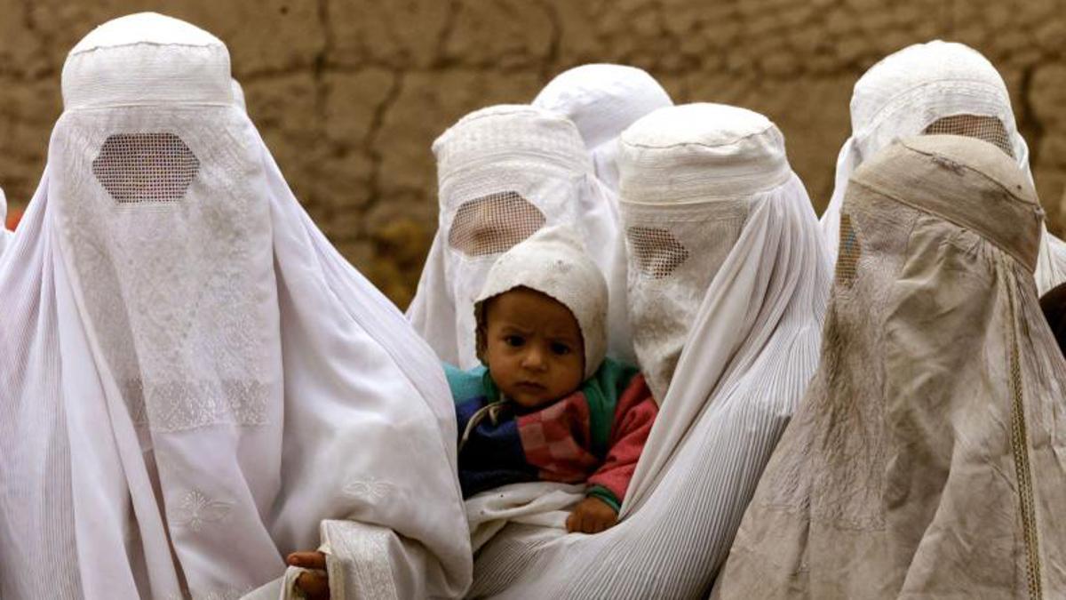 Afganistan recupera la obligatoriedad del burka para las mujeres