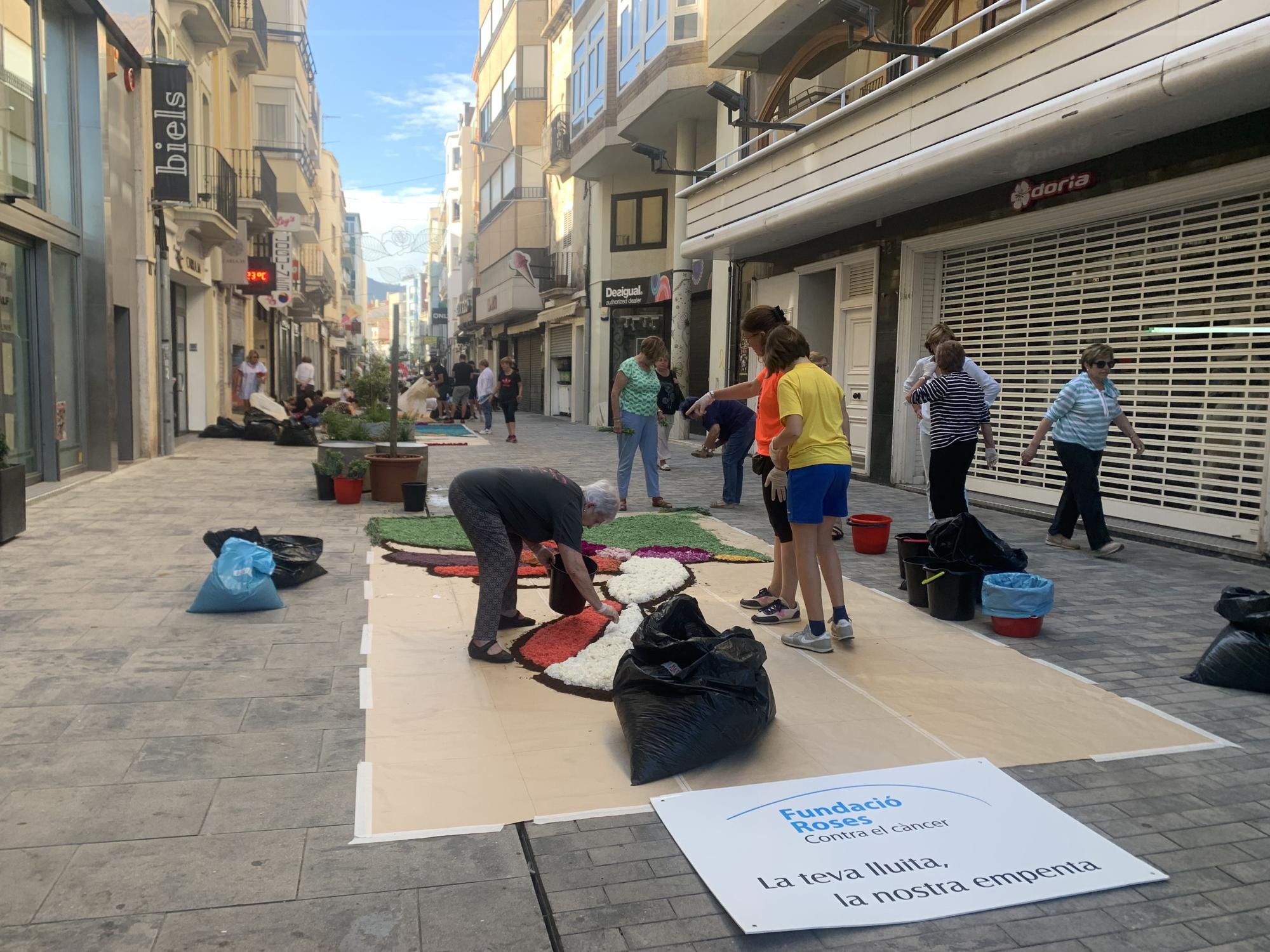 Roses llueix amb les Catifes de Corpus