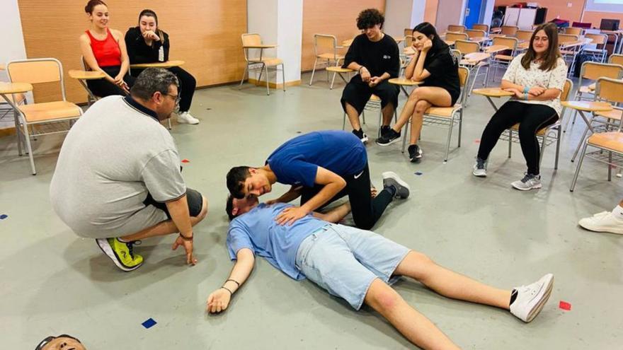 Los jóvenes aprendieron diversas técnicas sobre primeros auxilios sanitarios.  | MEDITERRÁNEO