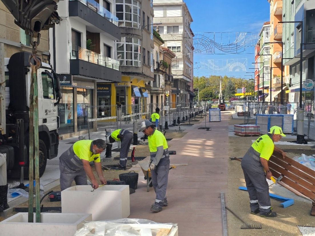 La calle de Clara Campoamor, antes Conde Vallelano, afronta la instalación de mobiliario y la plantación de jacarandas.