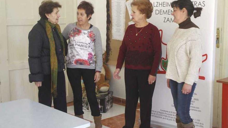 De izquierda a derecha, González, Morales, Alonso y Lladó conversan en el centro Valparaíso. Foto