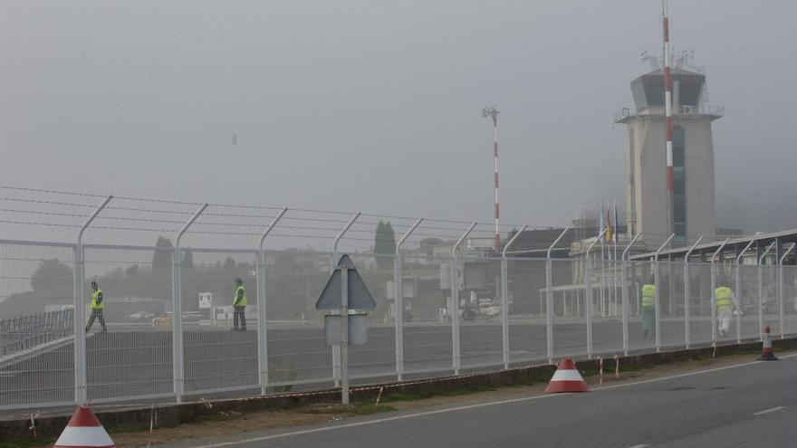 La niebla en A Coruña obliga a desviar tres vuelos de Alvedro a Santiago  y Asturias