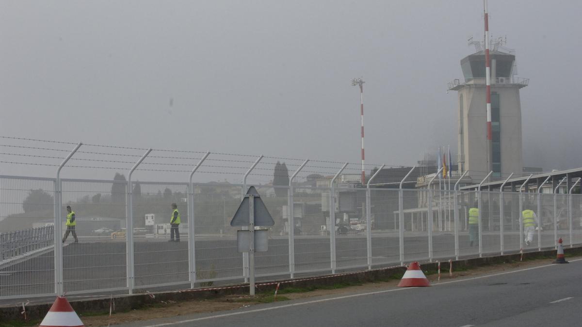 Niebla en el entorno del aeropuerto de Alvedro.
