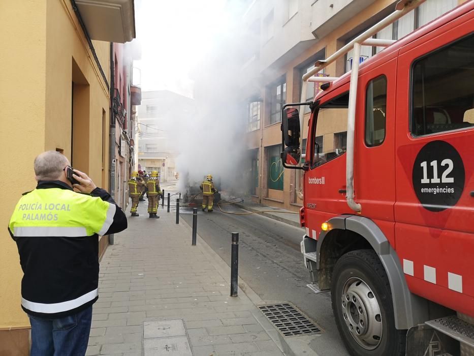 Incendi d'una màquina de neteja amb afectacions a un supermercat de Palamós