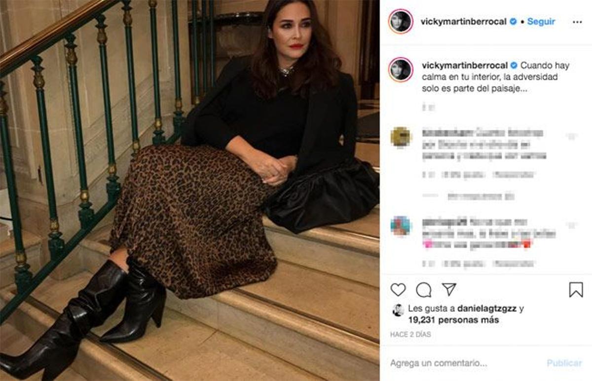 Vicky Martín Berrocal con falda plisada de estampado de leopardo de las rebajas de Zara