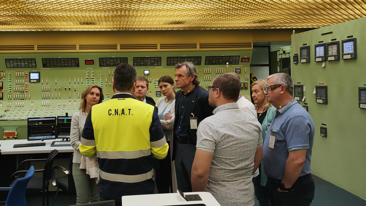 Algunos de los miembros de la delegación polaca reciben explicaciones en una de las salas de control de la central.