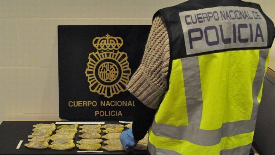 Juzgan a unos correos que traían droga en el cuerpo