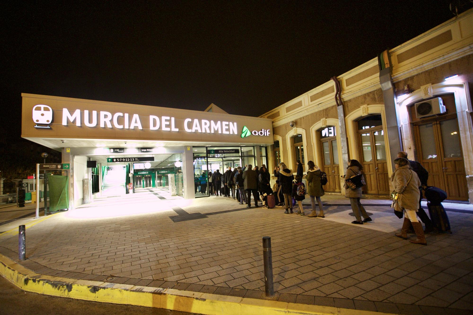 Así ha sido el primer día del AVE Murcia-Madrid y de Cercanías Avant en la estación del Carmen