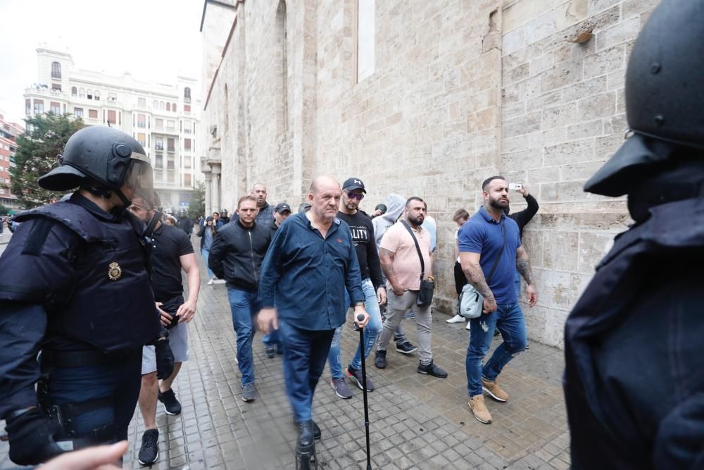 Nueve de Octubre: Tensión en las manifestaciones en el centro de Valencia