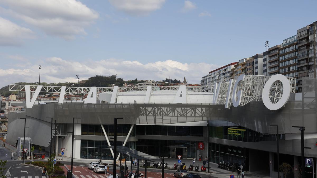 Letrero gigante en la fachada del Complejo Vialia con las letras de Vigo