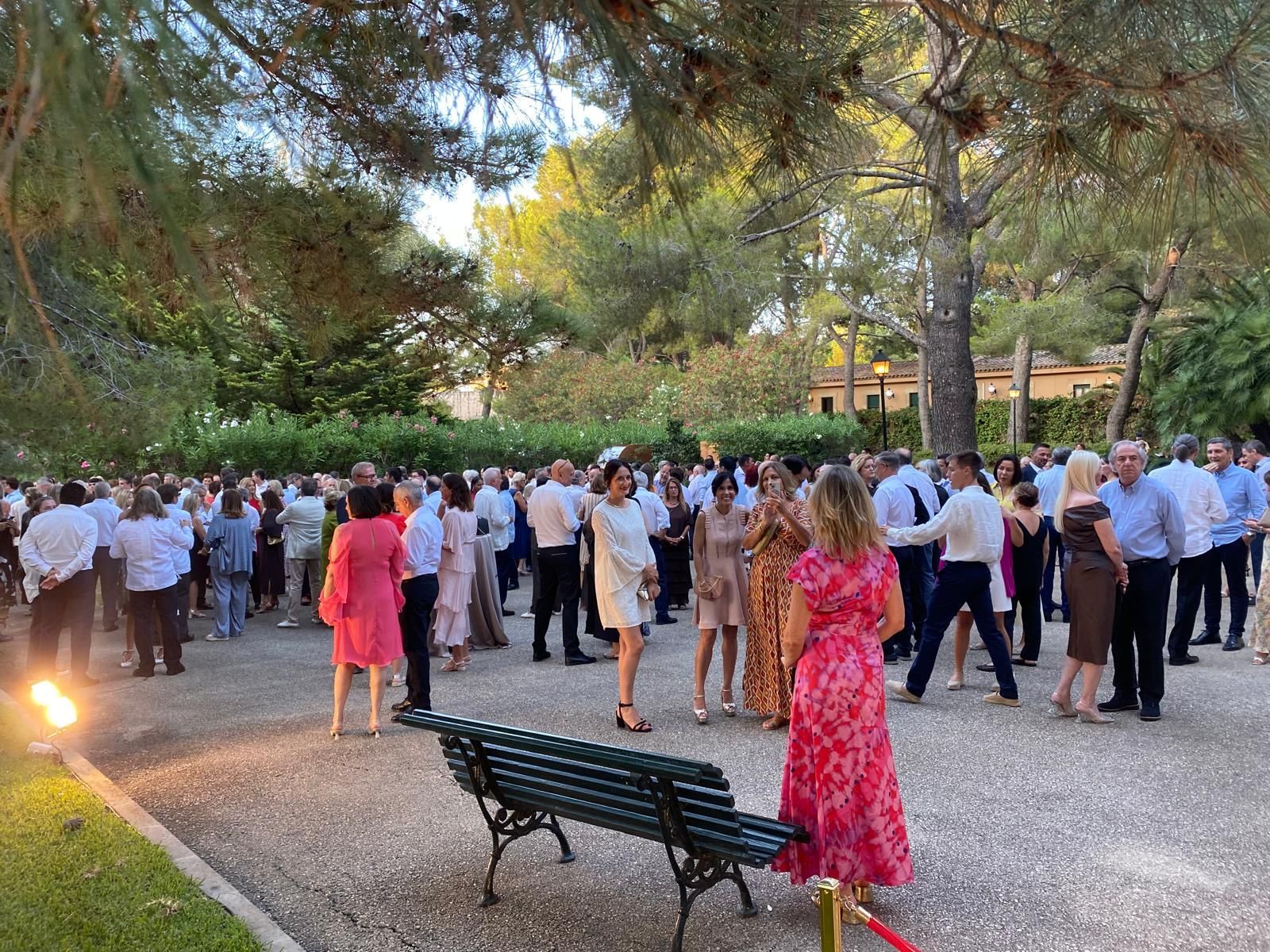 Los Reyes reciben a la sociedad balear en Marivent