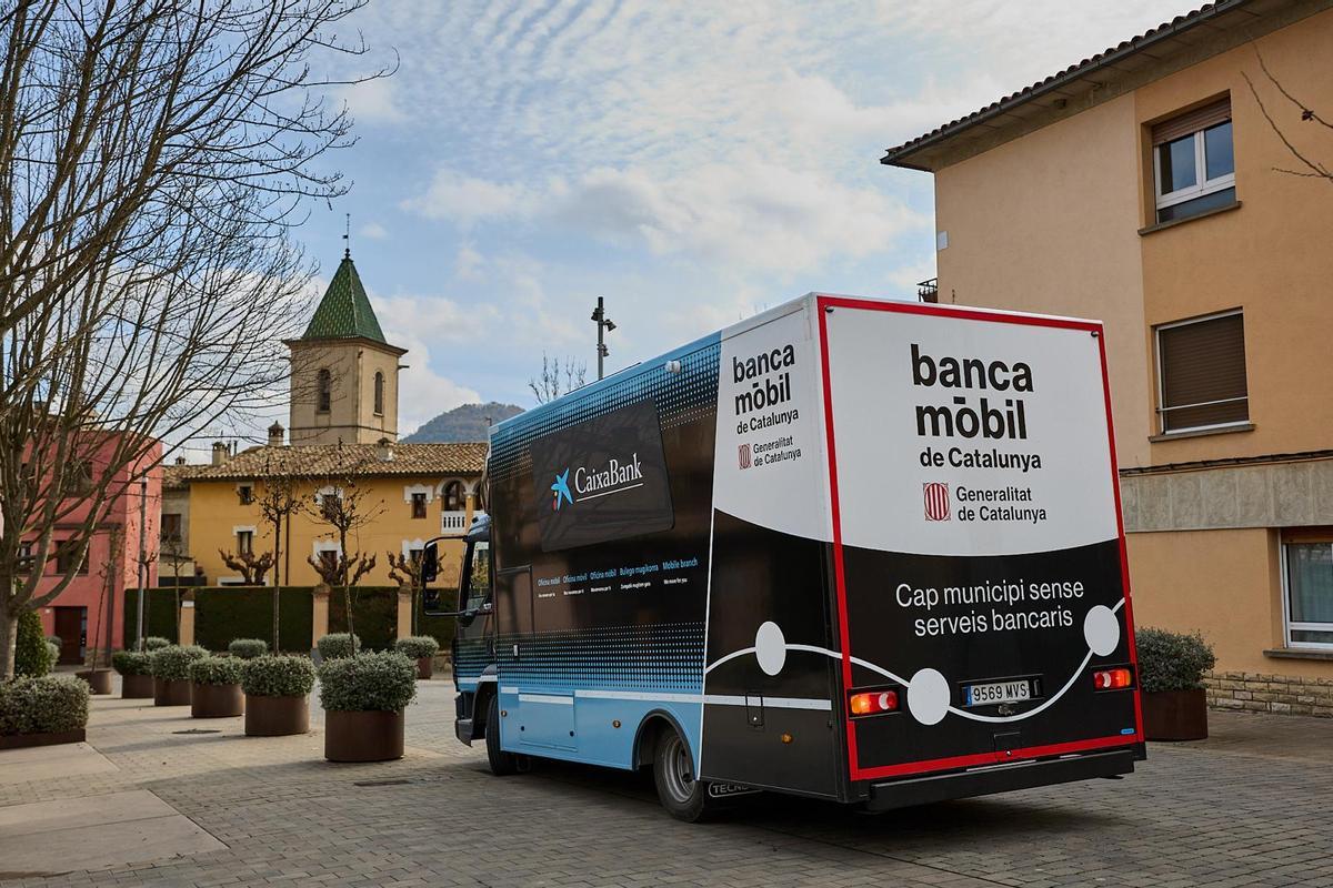 La unidad de banca móvil que cubre la Catalunya central recorre unos 150 kilómetros para prestar servicio a entre tres y cuatro pueblos por día.