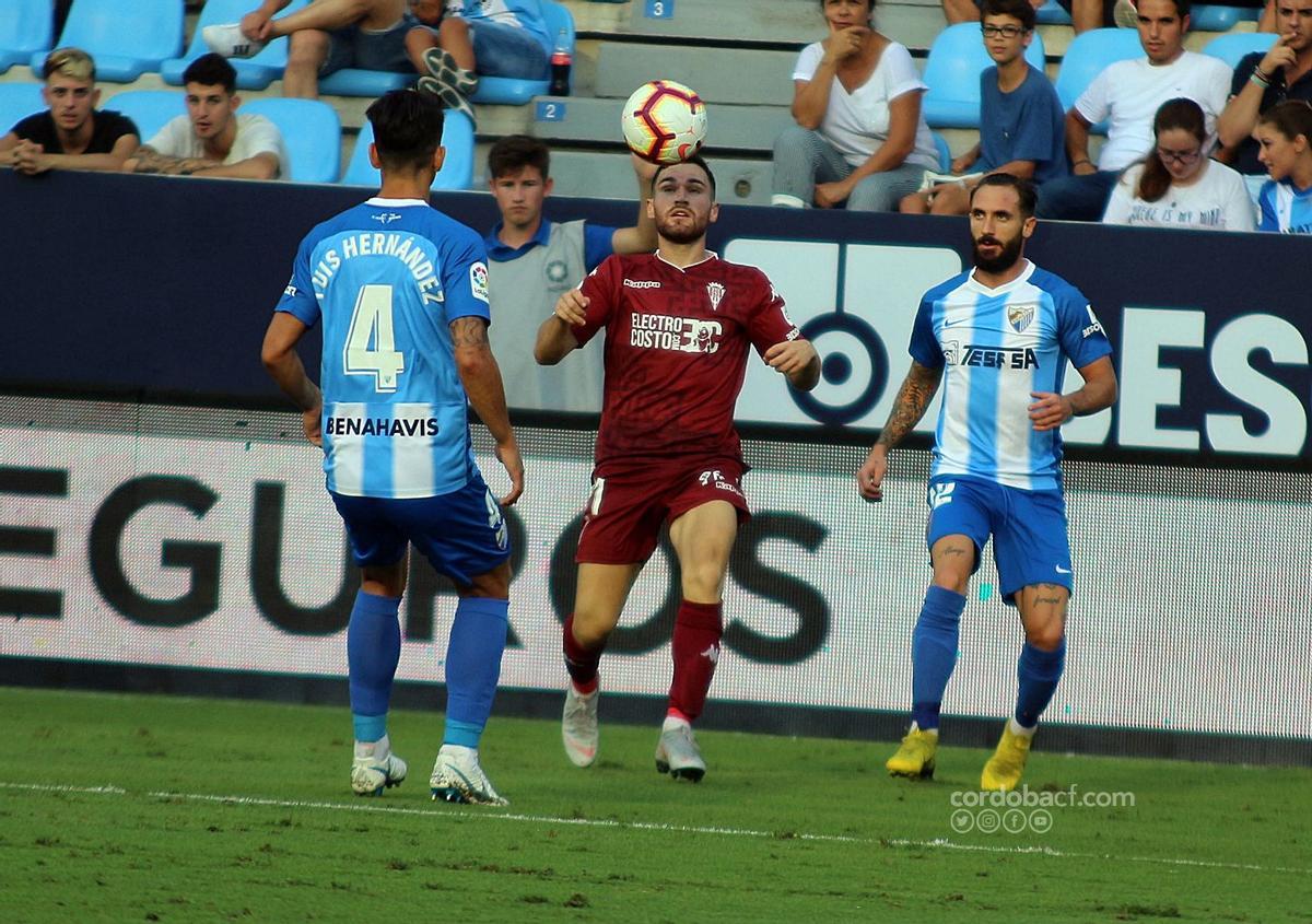 Javi Galán controla el esférico durante la victoria por 3-4 en Copa al Málaga.