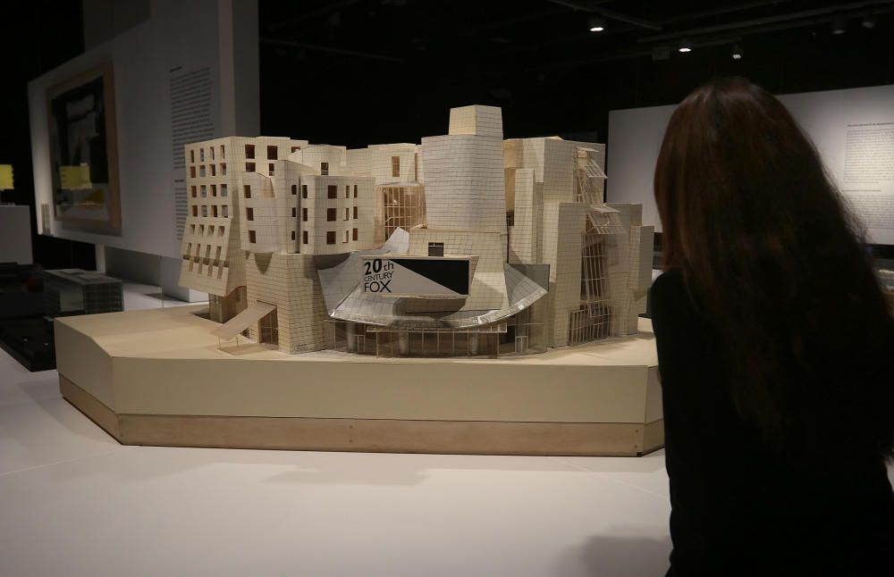 La exposición, que podrá visitarse hasta el próximo 15 de marzo, propone un recorrido a través de cuarenta maquetas y fotografías por los hitos arquitectónicos de la capital francesa