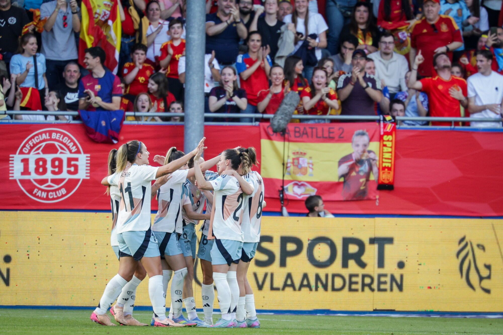 Leuven (Belgium), 30/05/2025.- Players of Spain celebrate after scoring the first goal during the UEFA Women's Nations League match between Belgium and Spain in Leuven, Belgium, 30 May 2025. (Bélgica, España) EFE/EPA/OLIVIER MATTHYS
