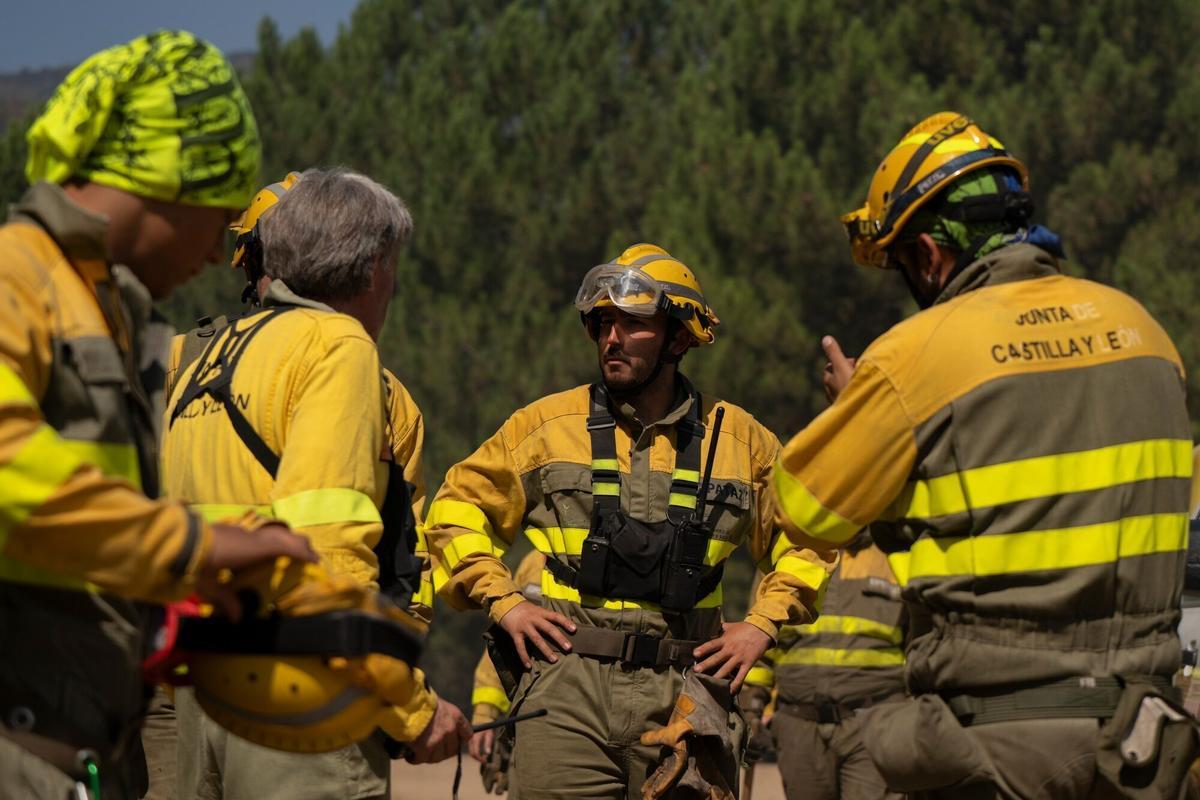 Los bomberos escuchan una reunión informativa entre los deberes de lucha contra incendios forestales cerca de El Tiemblo, región de Ávila, España, el miércoles 29 de julio de 2026.