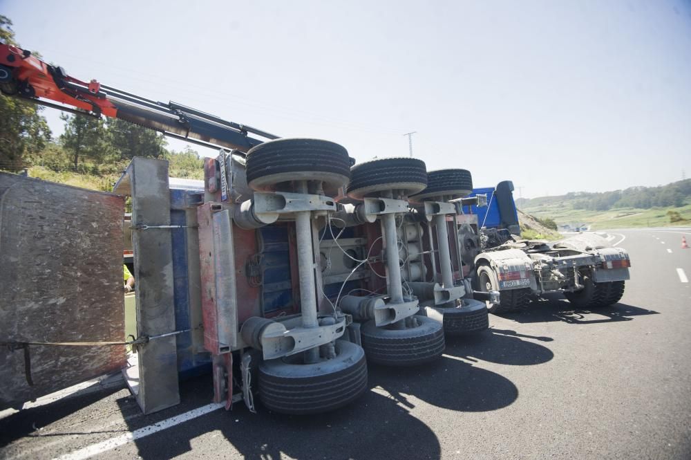 Un camión vuelca en el vial de Langosteira