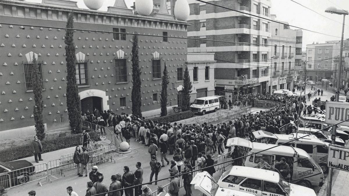 Centenars de persones fan cua per accedir a la capella ardent de Salvador Dalí, a la Torre Galatea, el 24 de gener del 1989.