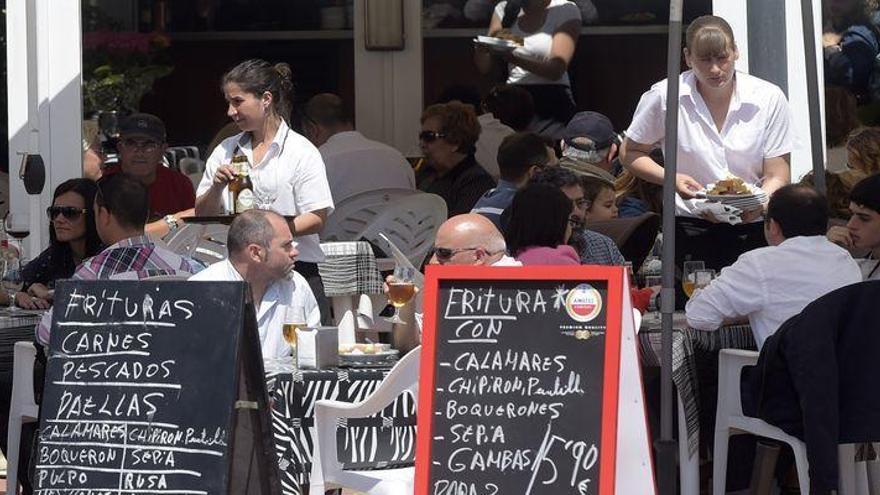 Clientes en las terrazas de la plaza del Mar del Grau.