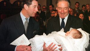 El príncipe Carlos mira a la princesa María Olimpia, nieta de cuatro meses del exiliado rey griego Constantino, mientras el príncipe Miguel de Grecia le sonríe durante una ceremonia de bautismo para ella en el Patriarcado Ortodoxo en Estambul en el año 1996