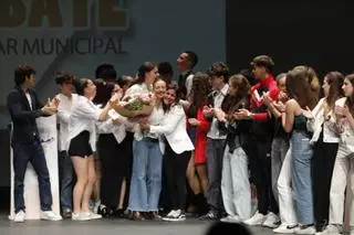 El emotivo momento en el que un padre lleva un ramo de flores a su hija en medio de la Liga de Debate de Gijón