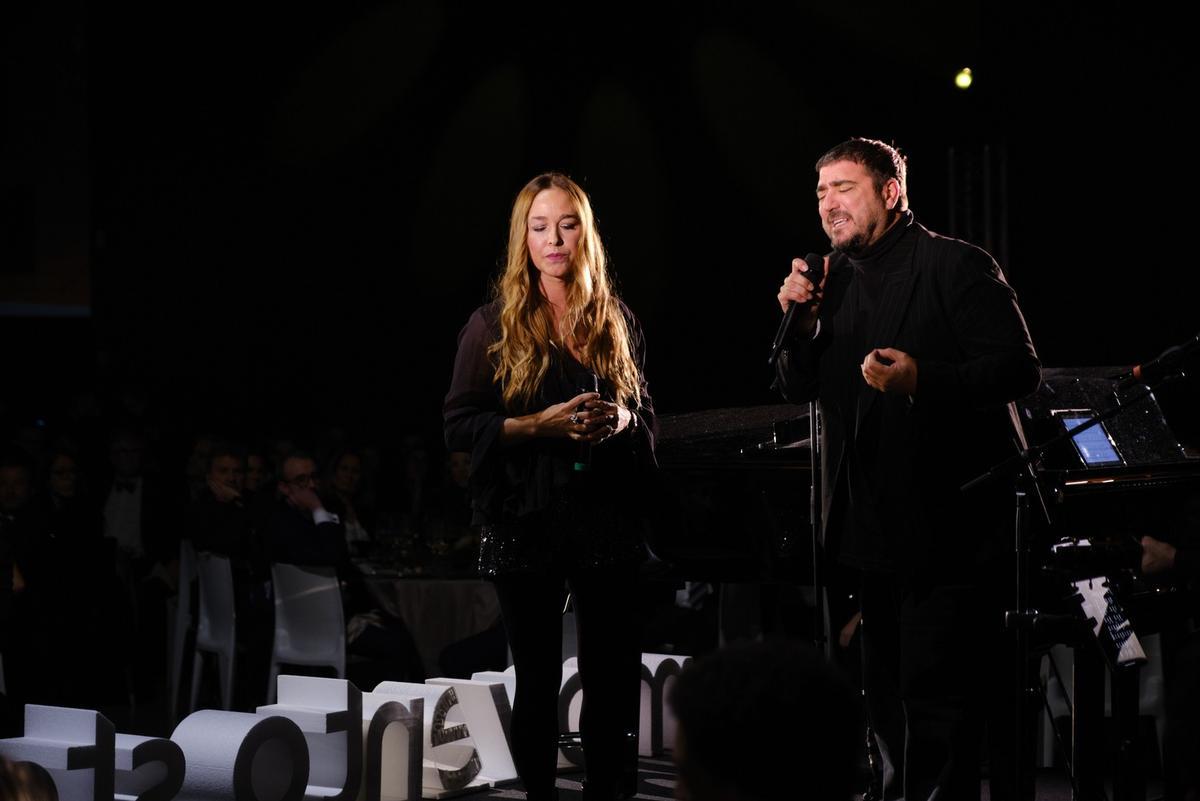 Beth Rodergas i Antonio Orozco actuant durant la gala
