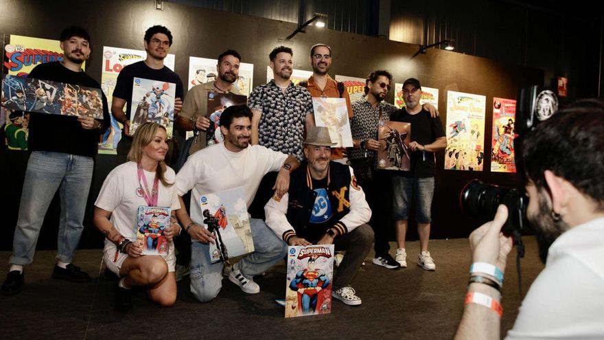 De pie, por la izquierda, Simone Di Meo, Dan Mora, Tomeu Morey, Daniel Sampere, Bruno Redondo y Rafa Sandoval; agachados, por la izquierda, Suca García, Jorge Jiménez y Pepe Caldelas, ayer, durante la presentación de los cómics en Gijón. | JUAN PLAZA