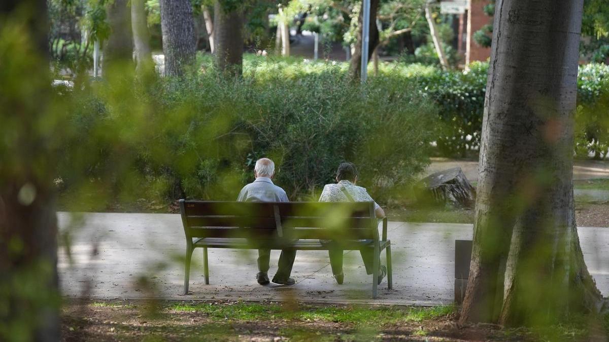 Dos jubilados, en un parque.
