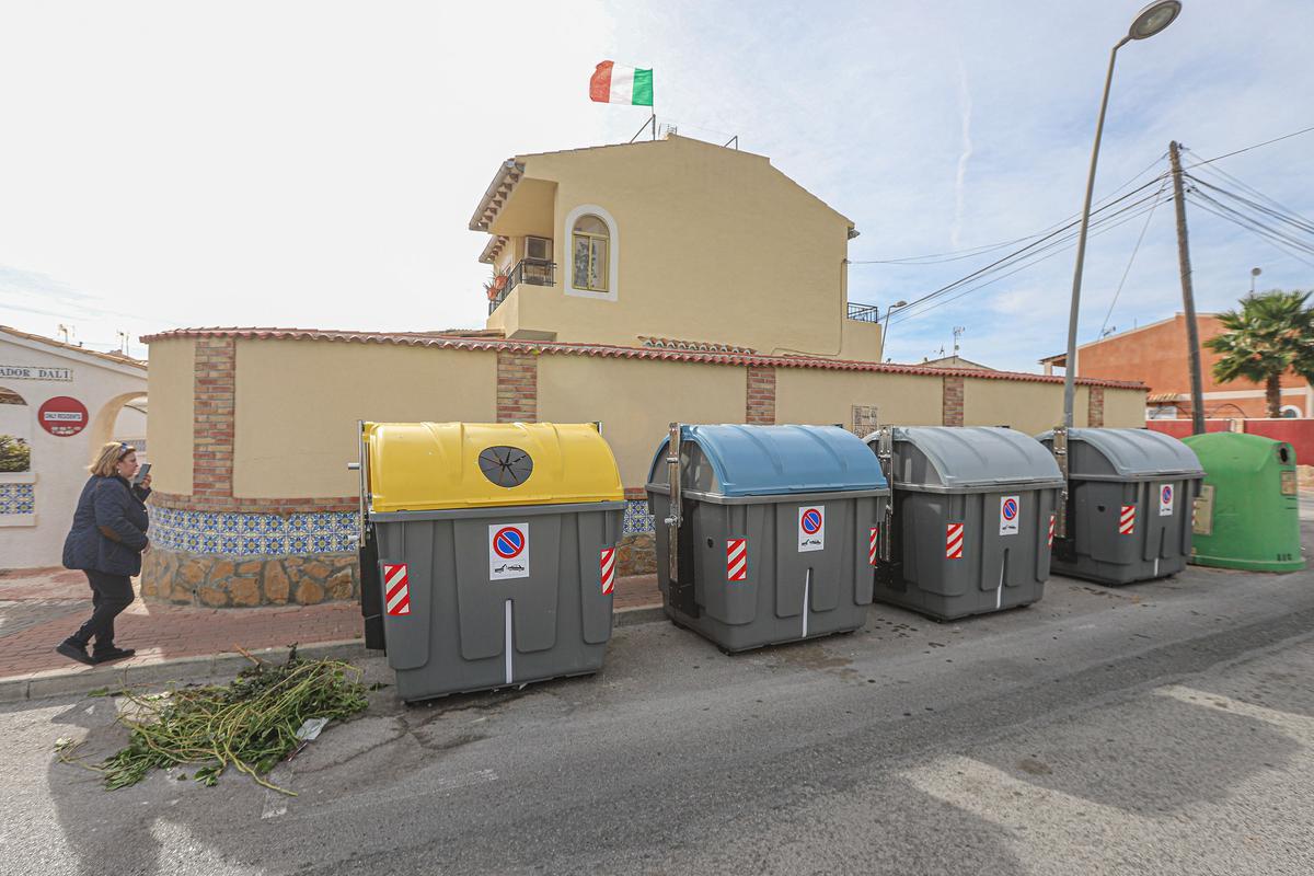 Nueva isla de contenedores en uno de los principales viales del barrio de Los Balcones en Torrevieja