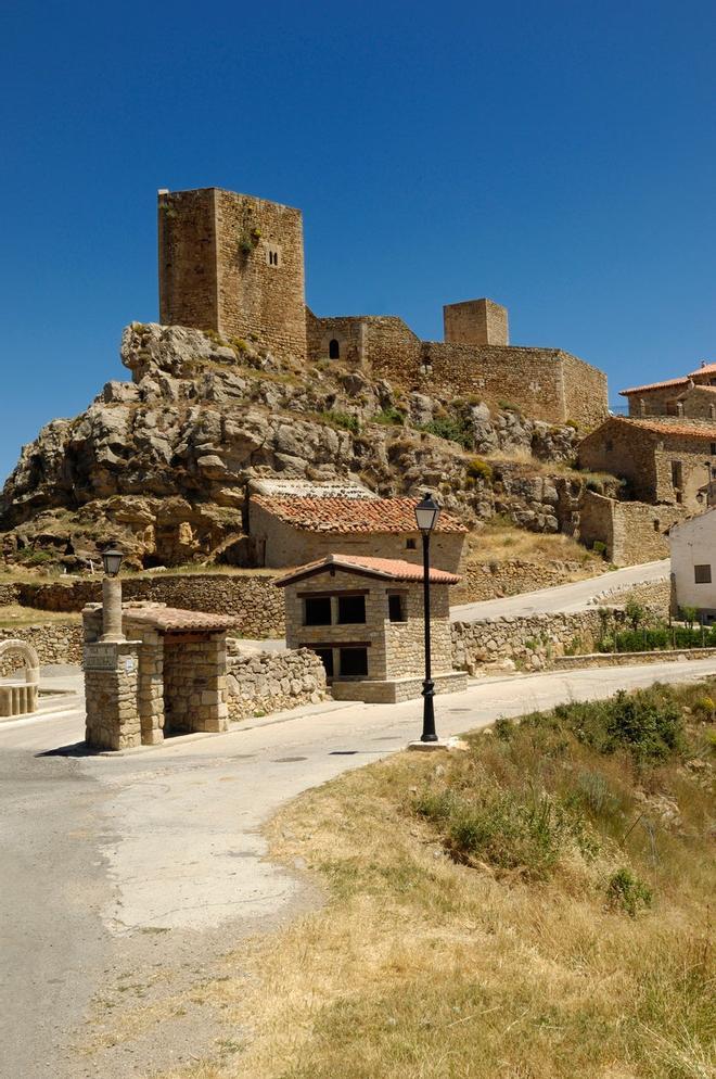 Castillo de Puertomingalvo situado en la punta del pueblo 