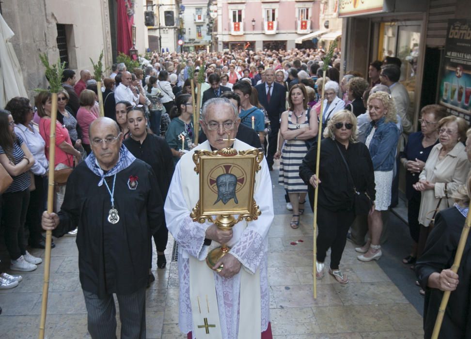Los altares y cánticos impregnan de fiesta religiosa el casco antiguo de Alicante durante la procesión