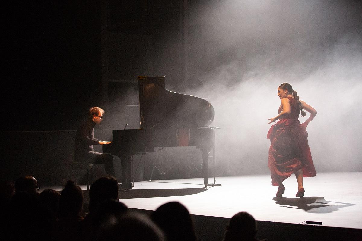 El pianista Orlando Bass y la bailaora Paula Comitre durante el estreno de Après vous, Madame