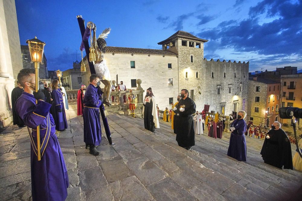 Girona viu el Divendres Sant amb l'acte de la Veneració de la Creu