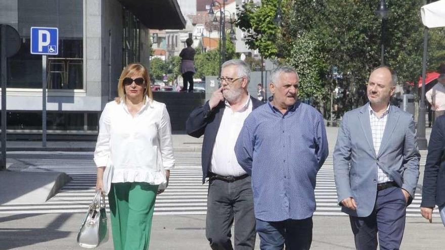 Carmela Silva, en su visita a Cangas, con el alcalde Eugenio González y David Regades. // Santos Álvarez