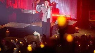 Juanjo Bona le saca brillo y baile a la raíz que le sostiene en su concierto en Zaragoza