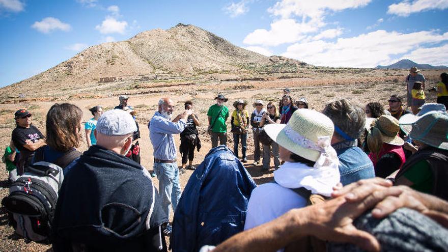 El foro de los expertos de Tindaya, ayer junto a la montaña.