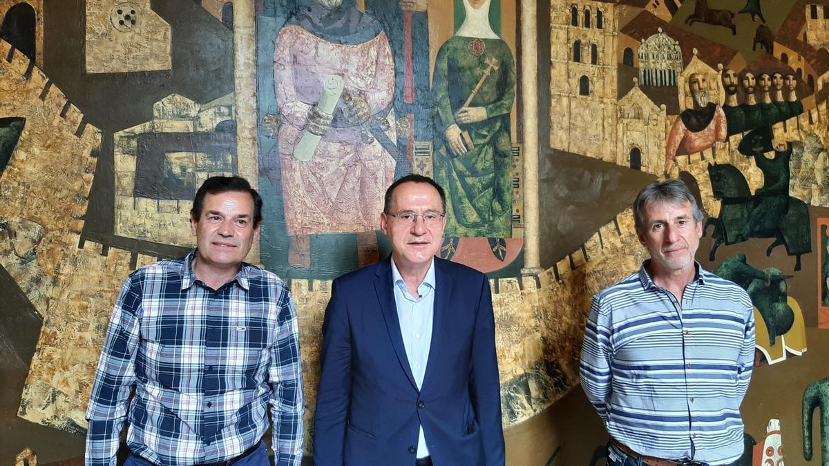 Ángel Blanco junto al presidente de la IGP Garbanzo de Fuentesaúco, José Antonio Perrines, y el director técnico, Nicolás Armenteros.