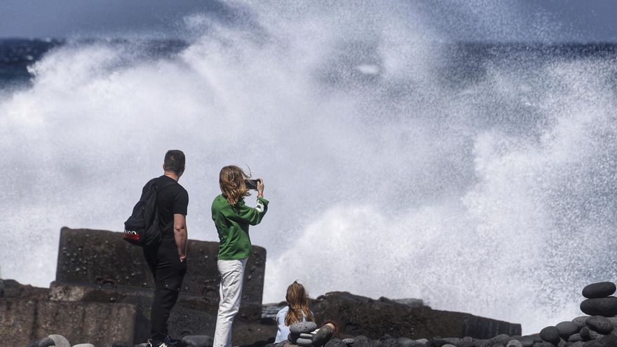Fuertes vientos y oleaje en Canarias este domingo: la Aemet mantiene los avisos activos