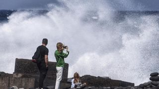 Fuertes vientos y oleaje en Canarias este domingo: la Aemet mantiene los avisos activos