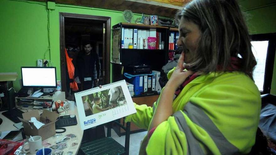 La presidenta del Refugio, Olga Costa, en el interior de las instalaciones de Corvillón. // Iñaki Abella