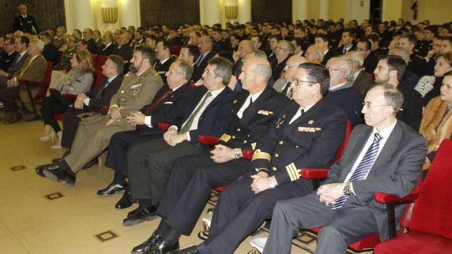 Asistentes a la conferencia de Agustín Ramón Rodríguez González, ayer en la Escuela Naval. // S.A.