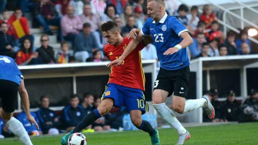 Denis Suárez, en un lance del juego ayer en el partido entre España y Estonia. // Rafa Vázquez