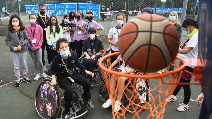 300 escolares comparten en Acea de Ama una jornada de deporte adaptado e inclusivo con ENKI
