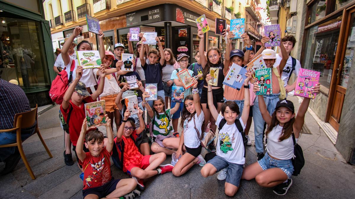 Los alumnos de 4º de Primaria, a punto de esconder sus libros en el centro.