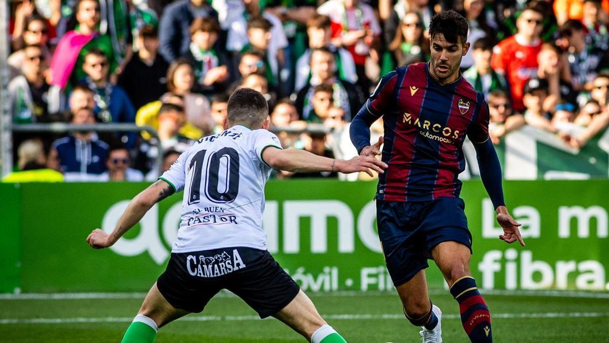 Róber Pier, con el balón ante Íñigo Vicente