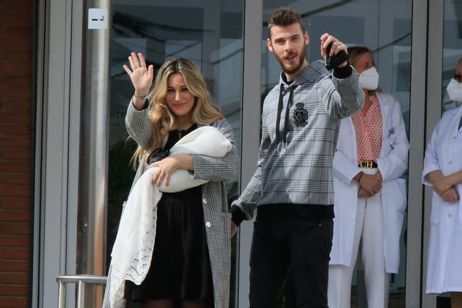 Edurne y David de Gea presentando a su hija en 2021